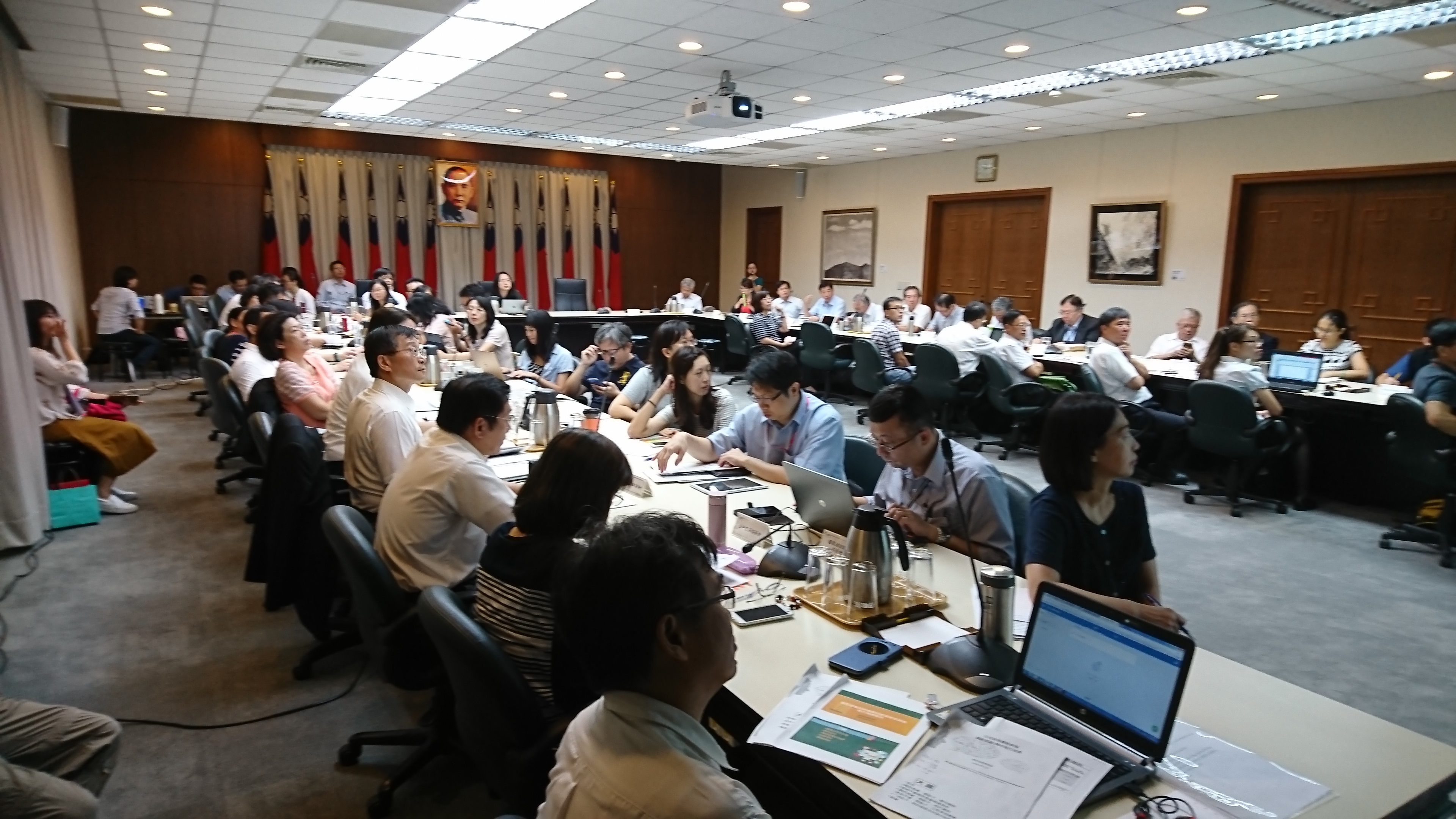 Tang Feng presided over the opening of the government liaison quarter