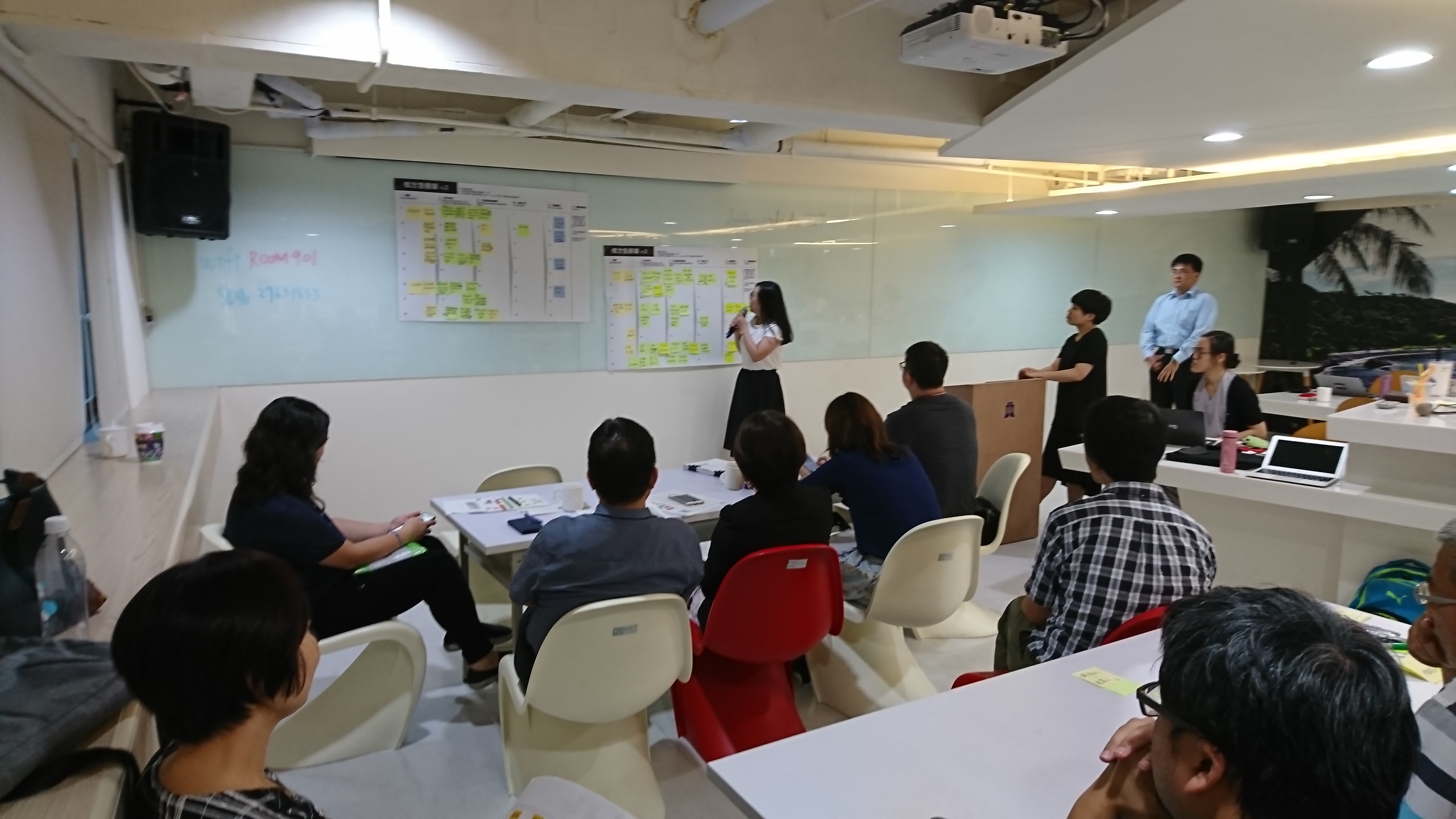 The people came to the stage to report the results after the collaboration meeting