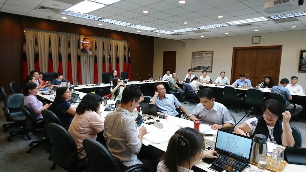 Tang Feng presided over the opening of the government liaison monthly meeting
